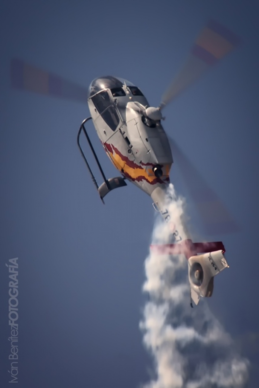 Ascensos en vertical, picados, toneles, vuelo invertido… La variedad de maniobras en el display de la Patrulla lo dota de un gran atractivo para personas de todas las edades, cercanas o no al mundo de la aviación.