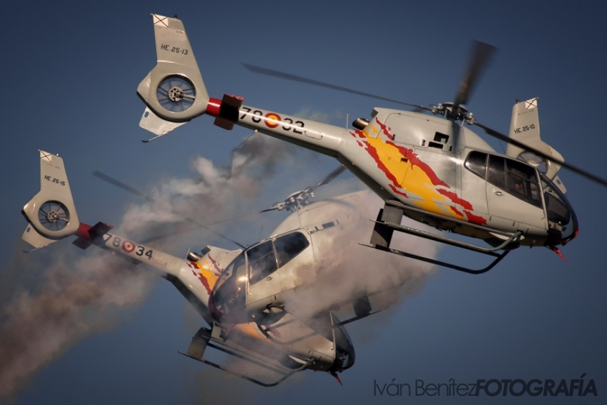 El sistema que genera el “humo” usado en las exhibiciones exige un gran trabajo al equipo de mecánico de la Patrulla, y la limpieza del motor tras su uso.