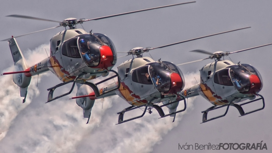 Sin embargo el uso de estas estelas de polvo permite apreciar mejor las evoluciones de los Helicópteros de la Patrulla.