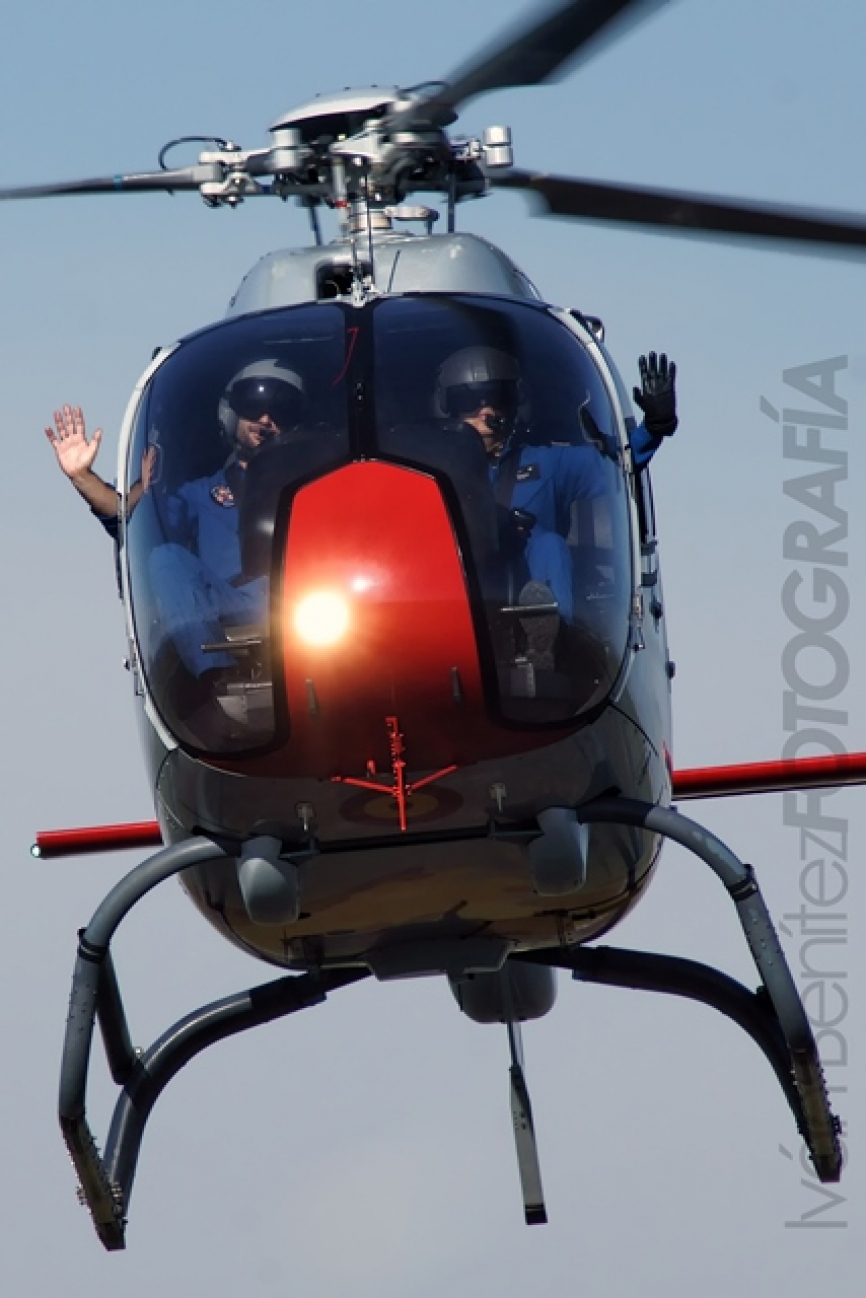 Una de las particularidades de las exhibiciones de la Patrulla Aspa es la proximidad con que se realizan algunas de las maniobras, hecho que permite una interacción real entre los pilotos y el público.