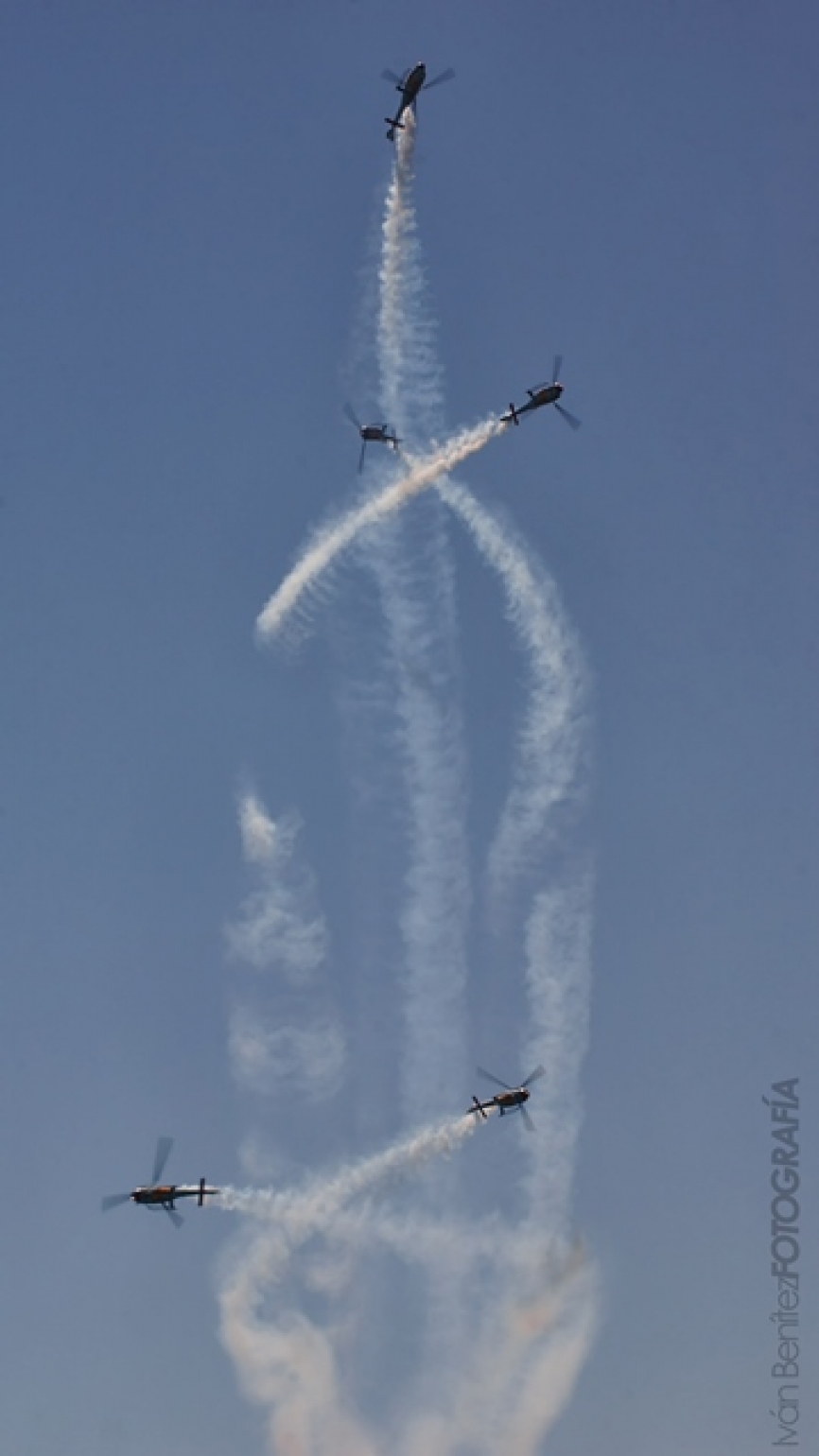 Velocidad, precisión, y el sonido de las aspas de cinco helicópteros hacen de estas exhibiciones un momento inolvidable.