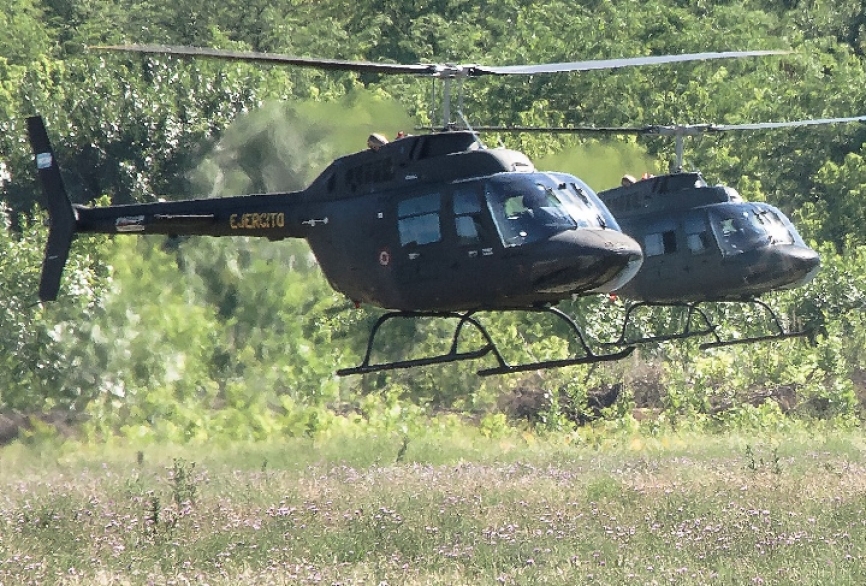 Dos de los helicópteros Agusta Bell AB-206 Jet Ranger vistos en la exposición.