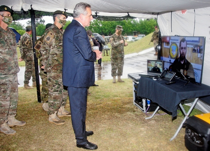 El MINDEF Agustín Rossi conversa con el jefe de una base antártica en directo, a miles de kilómetros de distancia.
