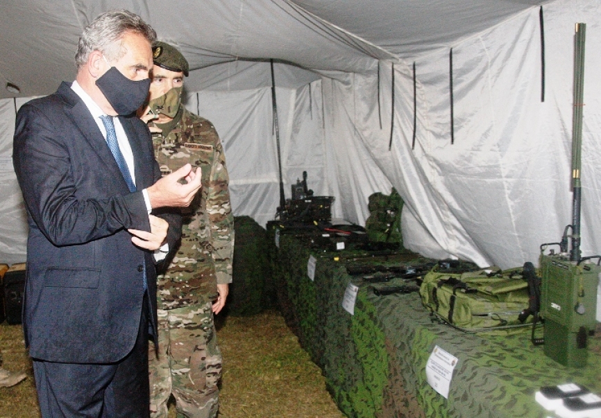 Rossi observa material de comunicaciones, 156 radios ELBIT PNR1000, 68 ELBIT VCR 950, 86 ELBIT PRC 930 y 10 HARRIS HF-VHF RF78OO para los comunicantes.