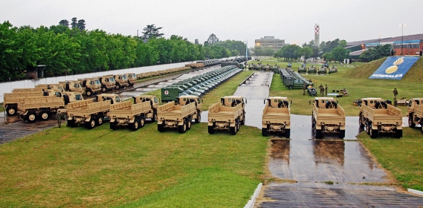 Los camiones Oshkosh M-1083A2 continúan llegando al país, lo mismo que remolques y accesorios.
