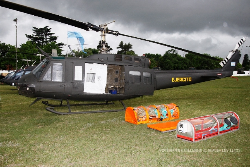 Un Bell UH-1H adaptado con elementos de protección para traslado de pacientes COVID 19. (Fotos: Guillermo Sentis)