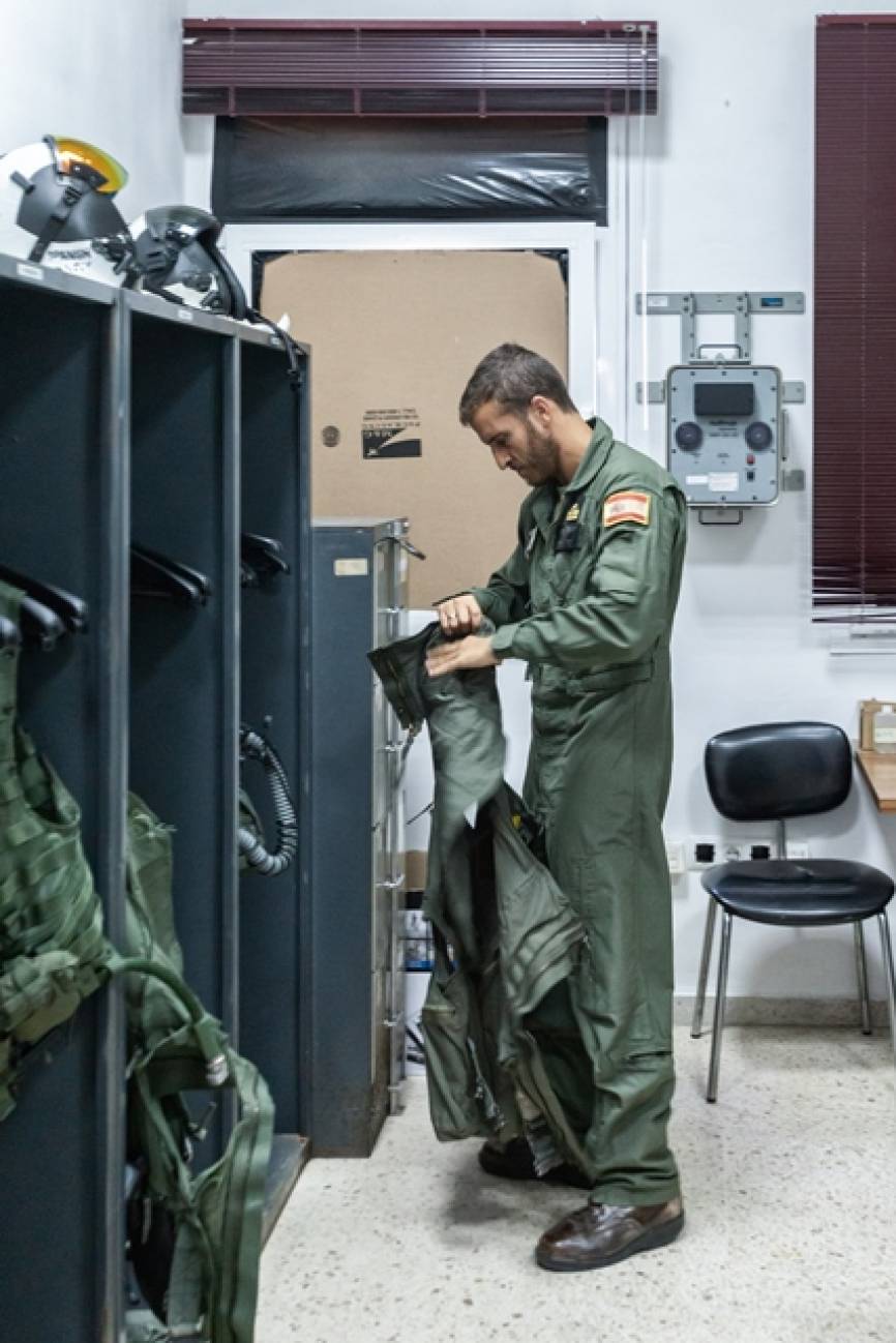 En esta imagen, el Teniente de Navío, D. Israel Felipe, hace unos ajustes al CSU-13P antes de colocárselo. Las botas de vuelo están certificadas para pilotos militares de la USAF, US NAVY, MARINES y por supuesto para la Armada Española. Son el modelo 330 ST de Belleville.