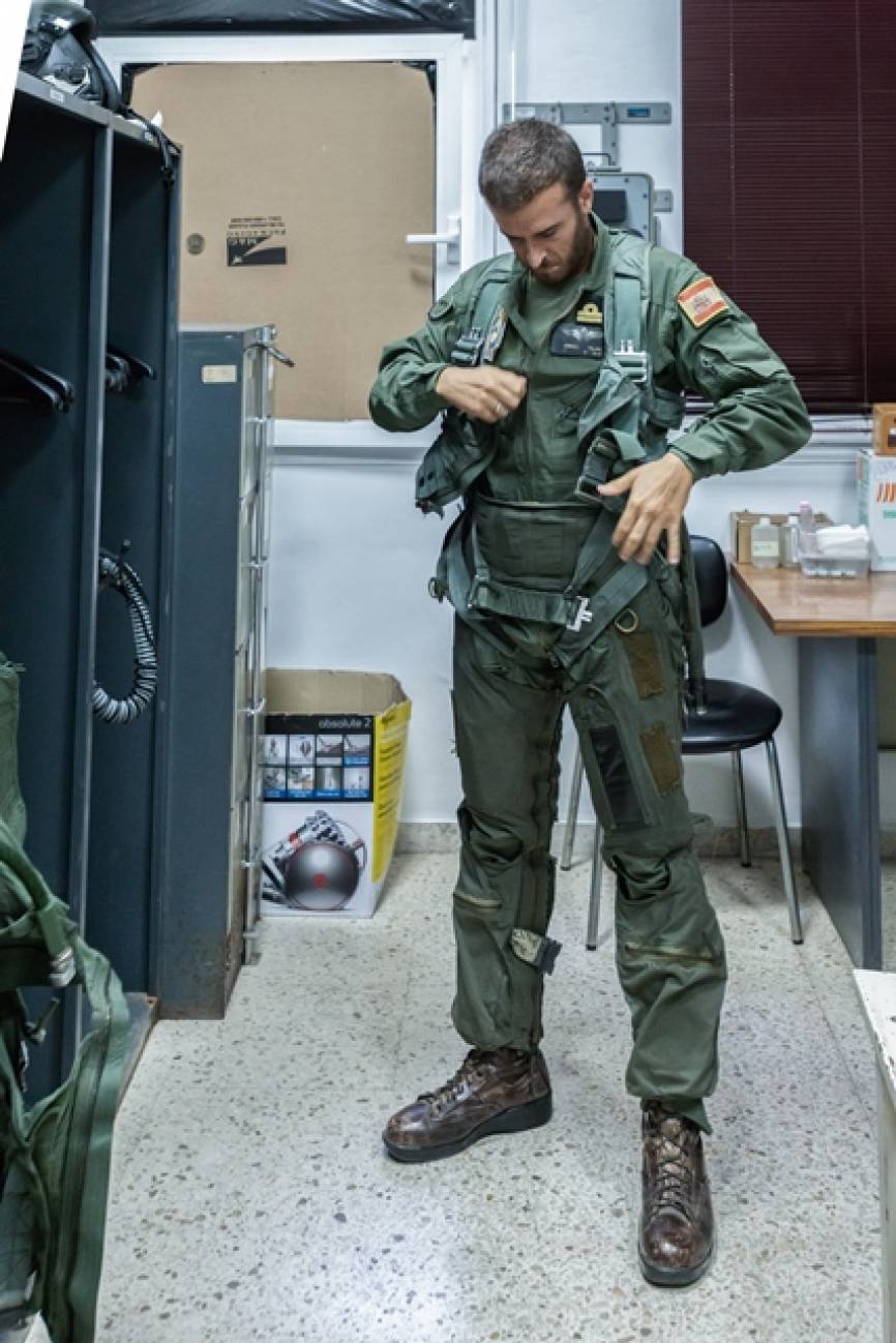 En esta imagen, el piloto cierra el mono de vuelo CWU-27/P para poder abrocharse el arnés CPU-33.