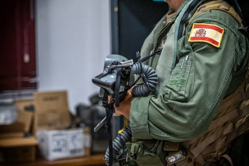En esta imagen, el piloto manipula la máscara MBU-23. Esta máscara incorpora un micrófono M-169A/AIC se conecta a la radio y al propio casco, mediante un conector CX-4707C/AIC.