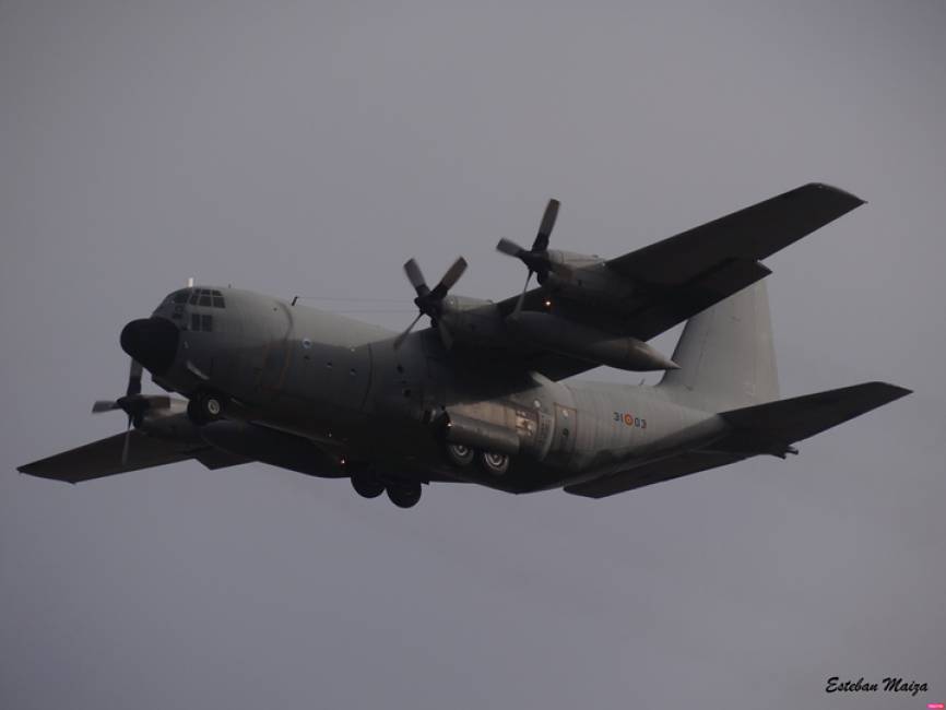 La silueta del Hércules TK10-07 a contraluz después del despegue del avión desde el aeródromo de Ablitas, durante unos ejercicios en octubre de 2019. (Fotos y texto: Esteban Maiza)