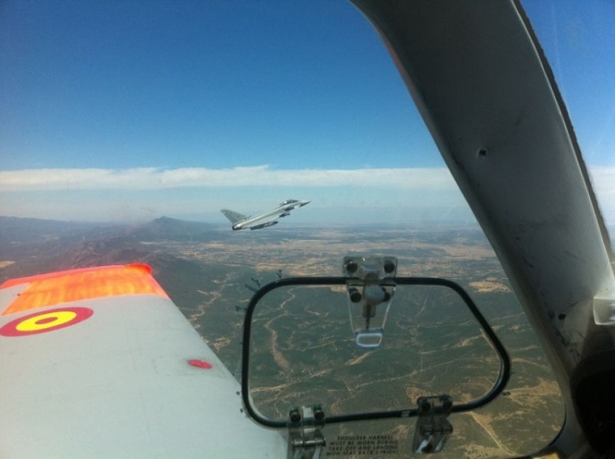 Un Eurofighter visto desde un “Bonanza”, con los que se entrenan estos modernos cazabombarderos. (foto Ejército del Aire)