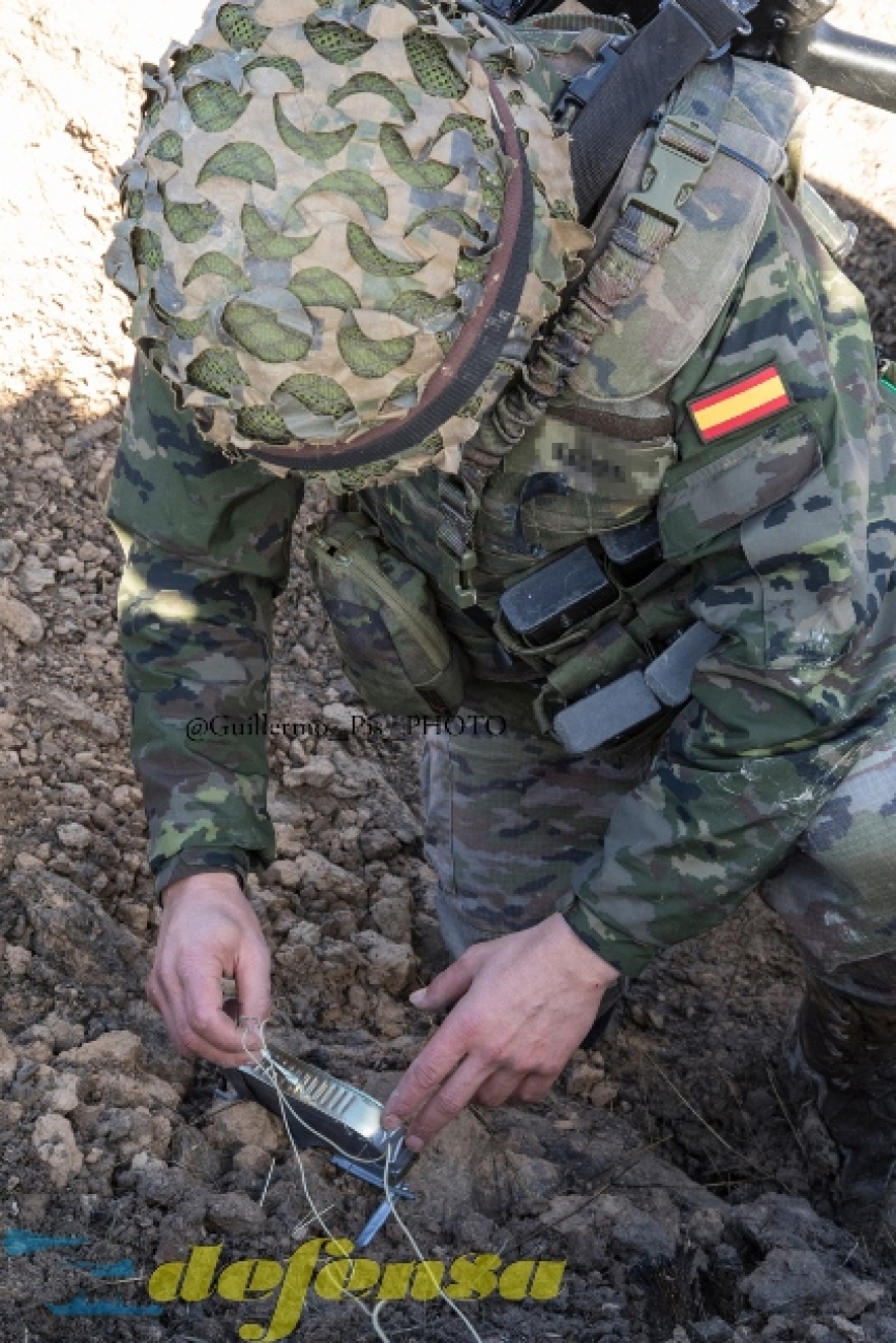 El entrenamiento activo en el manejo de distintos tipos de explosivos requiere una alta concentración por parte de estos hombres.