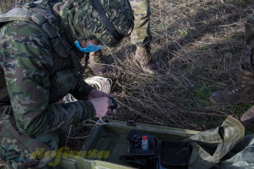 En estos ejercicios con explosivos reales, pudimos comprobar como los nuevos integrantes del batallón realizaban sus entrenamientos bajo la atenta mirada de sus instructores.