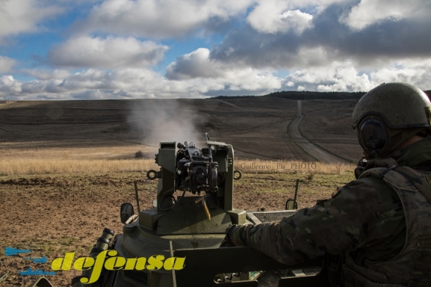 Browning M2 de 12,70 mm montada en uno de los BMR en acción de fuego.