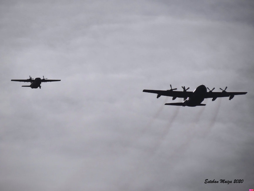 El Hércules del Ejército del Aire aparece por última vez en el aeródromo de Ablitas procedente de Zaragoza. En esta ocasión tan especial, no vuela solo, sino que lo hace en formación con un C-212 Aviocar desde el cual se inmortalizan los saltos.