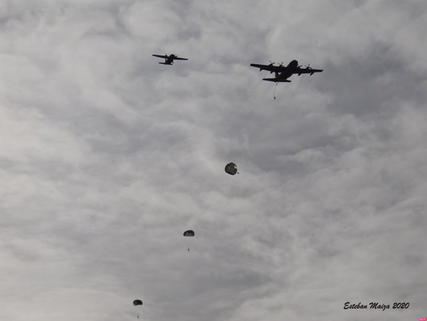 Lanzamiento de los últimos paracaidistas que efectuaron un salto desde un T10 (denominación del C-130 en el Ejército del Aire) en modalidad automática, a alrededor de mil pies de altura.