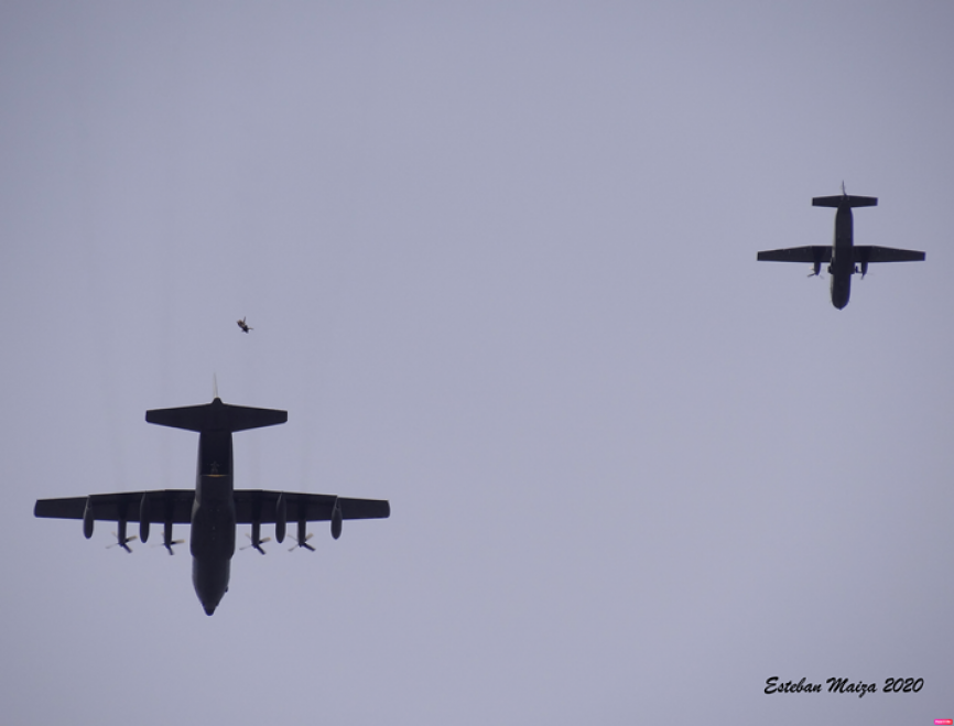 Momento exacto del lanzamiento de los últimos paracaidistas en modalidad manual desde un C-130 español.