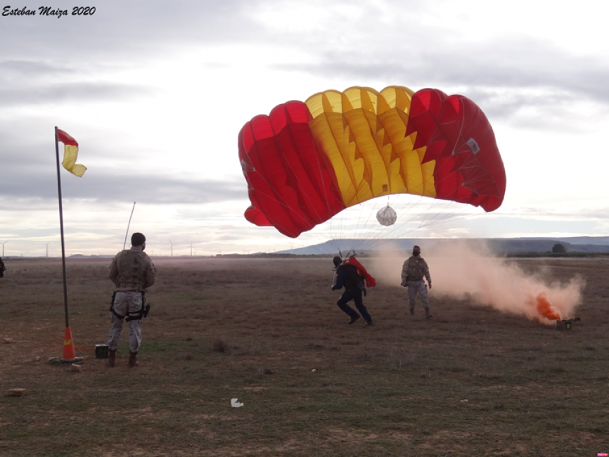Llegada al punto de impacto de uno de los cuatro paracaidistas que formaban la segunda patrulla que saltó en modalidad manual, los definitivamente últimos cuatro soldados en saltar desde un T10 portando la escarapela española.