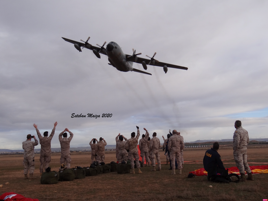 Segunda y última pasada de despedida y homenaje del Hércules sobre el aeródromo de Ablitas, esta vez en perpendicular al eje de la pista y con el emotivo adiós para siempre de los miembros del EADA, a los cuales les era imposible ocultar sus emociones antes el cierre de un capítulo en su historia, en la historia del Ala 31 y también en la del Ejército del Aire.