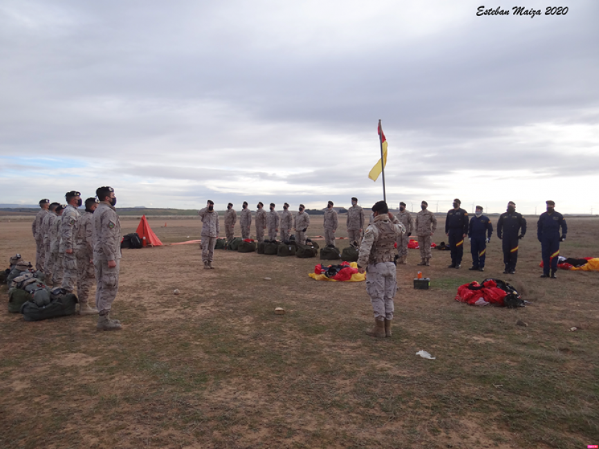 Las tres patrullas de paracaidistas del EADA presentan novedades ante los CCT´s (Combat Control Team), encargados de dirigir y coordinar los lanzamientos desde tierra.