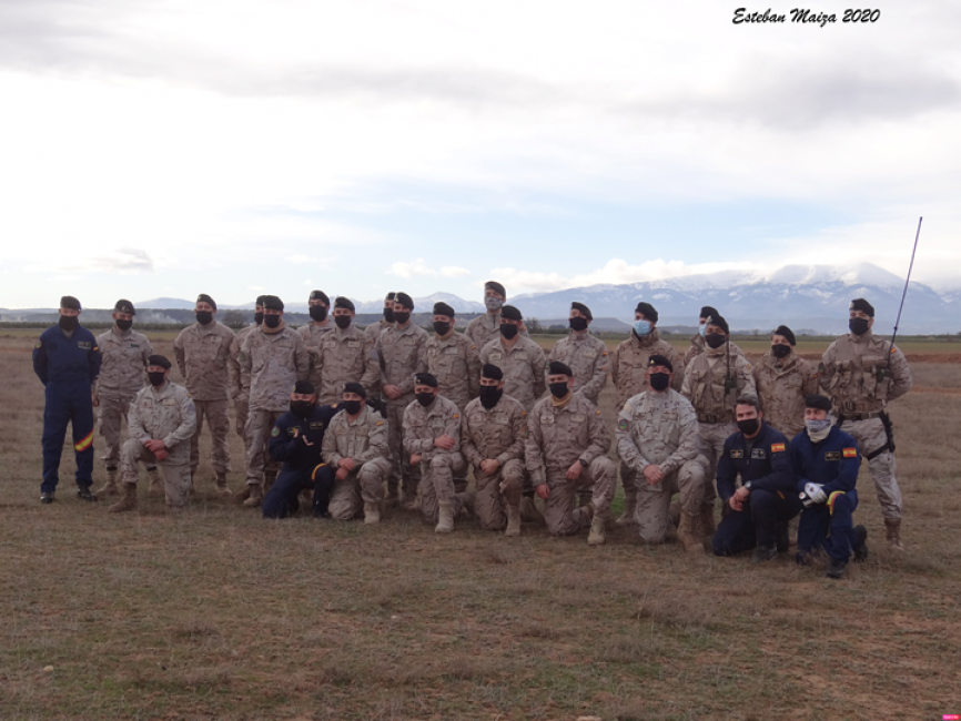 Foto de grupo de todos los miembros del Escuadrón de Apoyo al Despliegue Aéreo que formaron parte de la historia de ese día, desde los paracaidistas hasta los miembros de Policía Militar del aeródromo pasando por los controladores aéreos de combate.