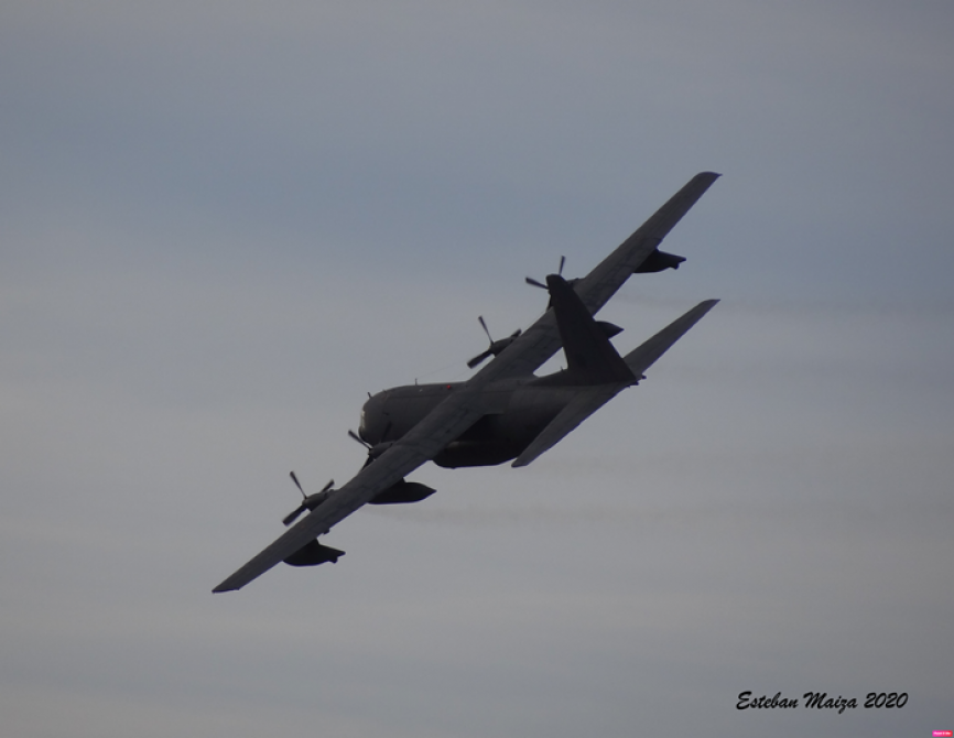 El Hércules matrícula TK10-12 se aleja por última vez de la zona de Ablitas para aterrizar en la base aérea de Zaragoza. Este fue el último vuelo operativo de un Hércules del Ala 31 del Ejército del Aire, la última vez que un Dumbo surcó nuestros cielos con la escarapela española y la cruz de San Andrés en la cola. (Texto y fotos: Esteban Maiza)