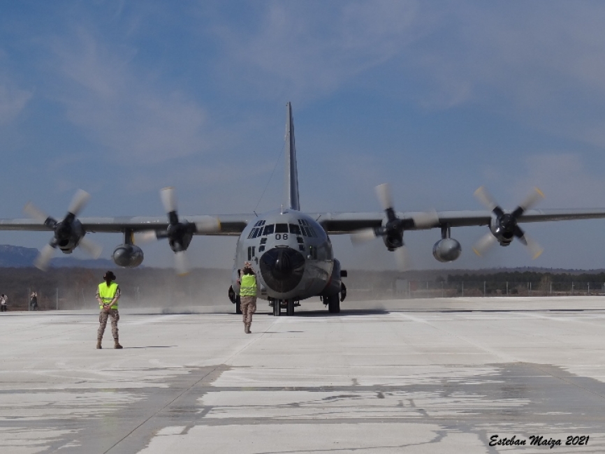 Personal del Ala 31 coordinando con la tripulación para aparcar el C-130 en plataforma.