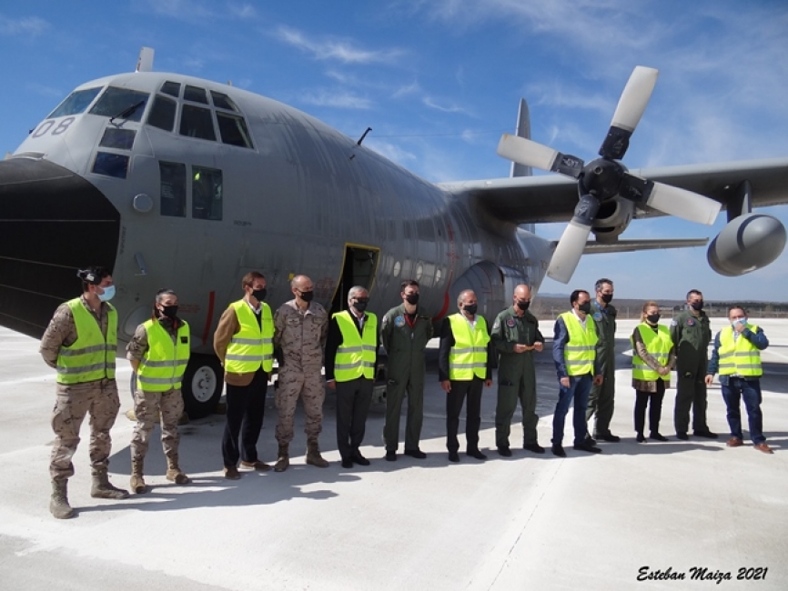 La tripulación encargada de efectuar este último y corto pero emotivo vuelo del T.10-08 posando con los responsables del aeródromo y autoridades de la Diputación de Soria