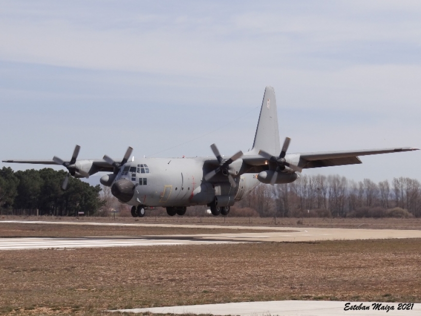 El Hércules matrícula T10-08 a punto de aterrizar por la pista 27 del aeródromo, siendo la primera vez que un C-130 aterriza en Garray, Soria.
