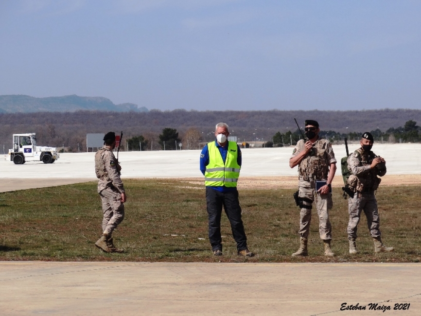 Los CCT´s del EADA coordinando con el personal del aeródromo el aterrizaje del Hércules por la pista 27.