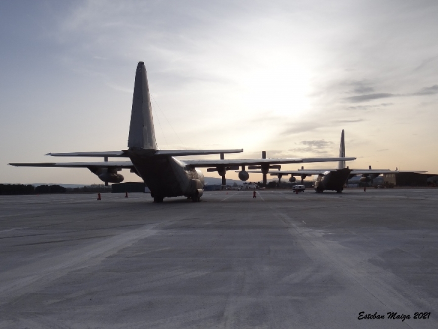 Amanece en el aeródromo con el T.10-08 y T.10-09 en plataforma, es el último día del Hércules en España.