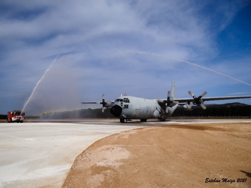 El TL.10-01 recibe el bautismo con el arco del agua de dos camiones de bomberos. (Texto y fotos Esteban Maiza)