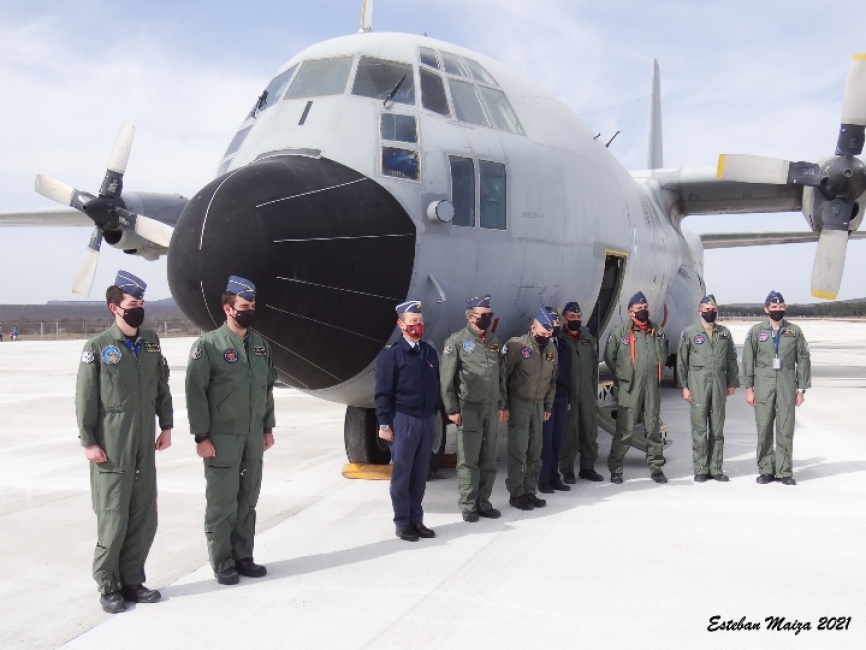 Las tripulaciones encargadas de realizar este último vuelo de Hércules en la historia de España esperando para saludar a las autoridades que acudieron al acto.