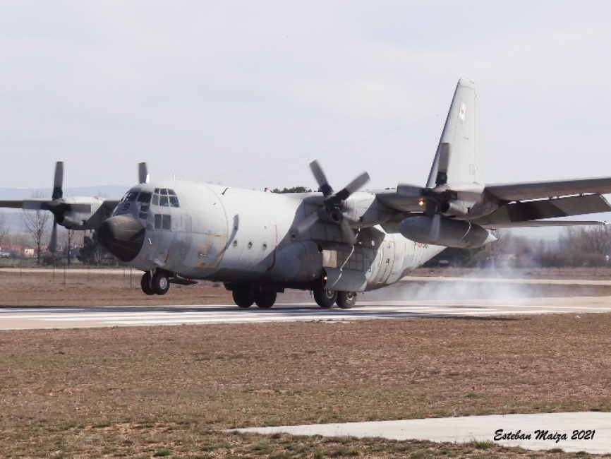 El Hércules matrícula T.10-09 realiza su aterrizaje en el aeródromo de Garray, probablemente sea la última vez que este avión toma tierra.