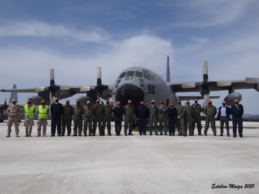 Todo el personal del Ala 31 que acudió al acto, desde pilotos hasta personal de mantenimiento, posando para la foto de despedida con el Hércules matrícula TK.10-07 de fondo.