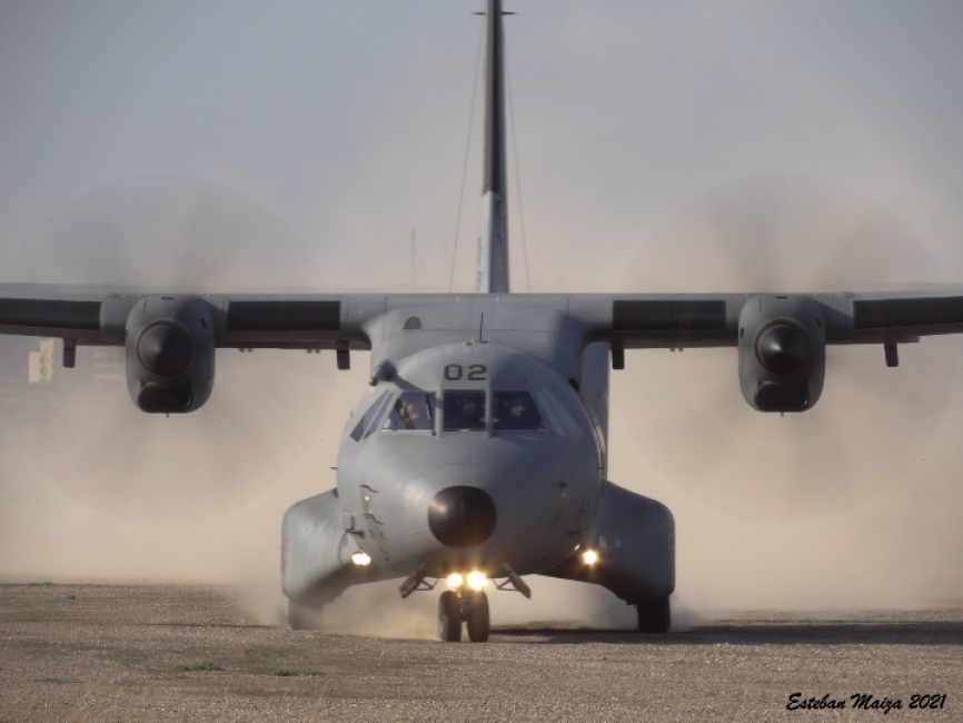 El "TUCÁN2" rodando a toda velocidad hacia la cabecera para despegar dejando una intencionada nube de polvo a su paso. Este tipo de maniobra es la misma que ejecutan los pilotos cuando operan en el teatro de operaciones del Sahel durante el Destacamento Marfil para recudir la visibilidad de posibles enemigos o amenazas antiaéreas.