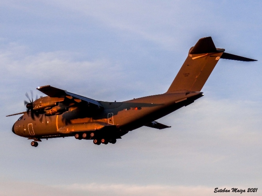 Un A400M con callsign "MAMUT" ejecutando una baja aproximación tras haber lanzado cargas ligeras.
