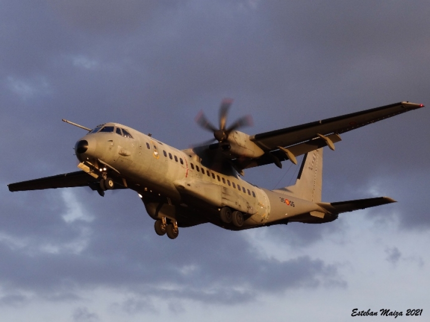 El C295 con callsign "TUCÁN" efectuando una aproximación táctica para posteriormente realizar una toma de máximo esfuerzo en pista de tierra.