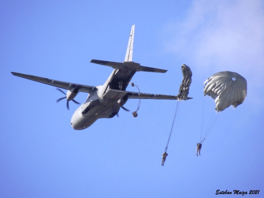 Un C295 del Ala 35 efectuando lanzamientos de paracaidistas del EADA en modalidad automática sobre el aeródromo militar de Ablitas.