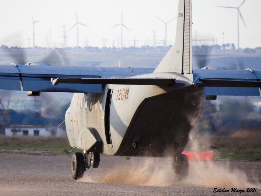 El "RENO" realizando una toma de máximo esfuerzo en la superficie de tierra de la pista del aeródromo de Ablitas.