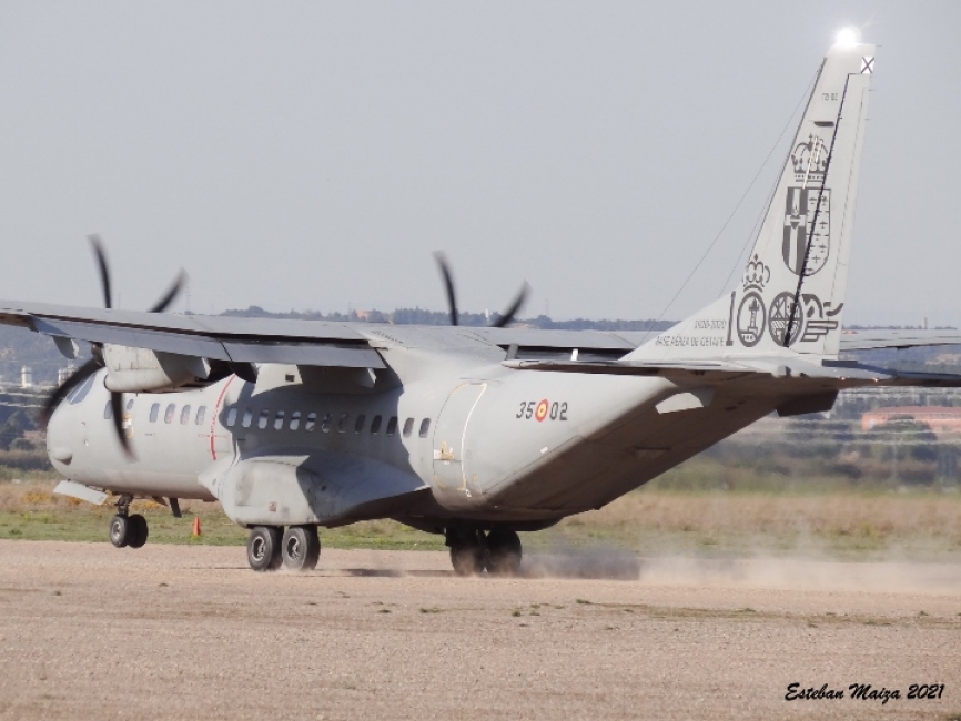 Un segundo C295 realizando la maniobra de aterrizaje en la pista del aeródromo, curiosamente es el avión que lleva en el estabilizador vertical una decoración especial por el centenario de la base aérea de Getafe.