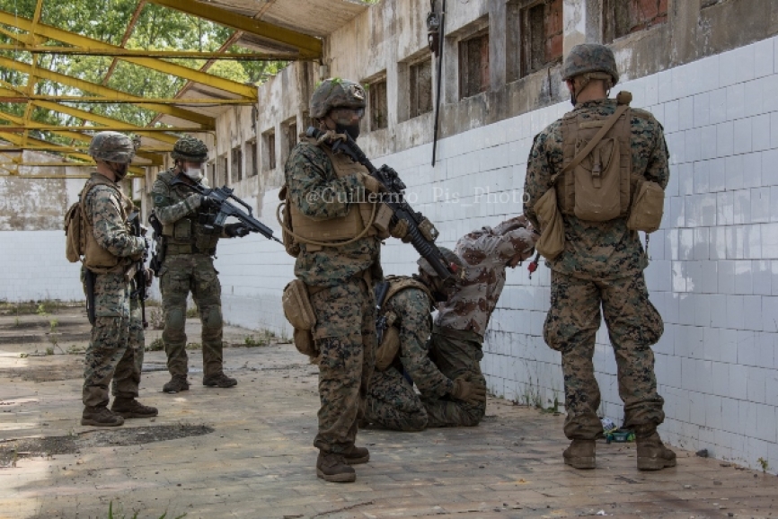 La resistencia ofrecida por parte de las fuerzas "enemigas" aportan un plus de realismo a estos ejercicios. Os puedo asegurar que los USMC tuvieron que emplearse con contundencia para reducir a alguno de los elementos subversivos