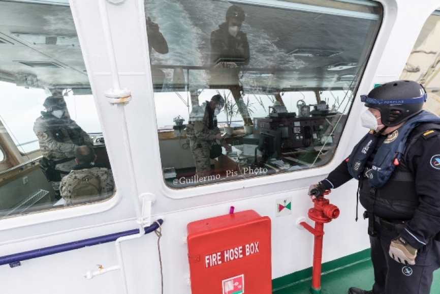 El control de pasaportes, así como de la carga declarada, son siempre pasos imprescindibles en este tipo de operaciones. Pensad que cuando las tripulaciones no son tan colaboradoras, se tiene que hacer uso de la fuerza para realizar este tipo de trabajos con la mayor seguridad posible.