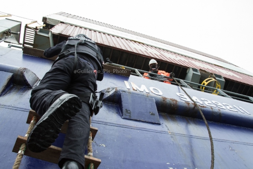 Desde aquí mis agradecimientos a todos los miembros de la Armada Española con los que he compartido estas intensas horas así como al Servicio de Vigilancia Aduanera por permitirme acompañarles en esta operación. Por supuesto, un agradecimiento extensible al Patrón del buque Christina sin el cual esto no habría sido posible. (Fotos Guillermo Pis PHOTO)