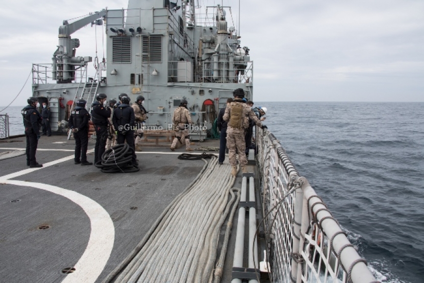 En este ejercicio concreto, abordaremos el buque antes mencionado por sospechas de tráfico ilegal . Abordaje que será llevado a cabo por el Tercio Norte de Infantería de Marina y por agentes del Servicio de Vigilancia Aduanera.