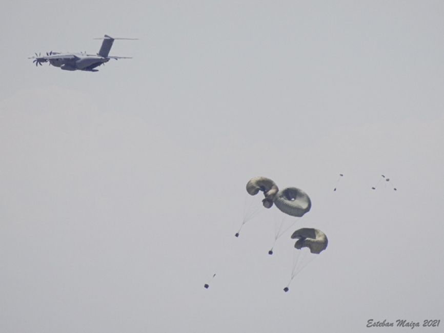Un A400M del Ala 31 efectuando un lanzamiento de cargas pesadas sobre el polígono de tiro de las Bardenas Reales.