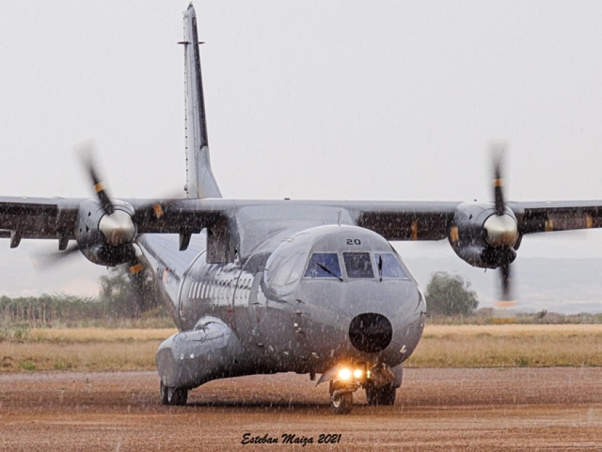 El “BÚHO” (indicativo de radio para el CN-235) operando en pista de tierra en medio de una tormenta que sorprendió en mitad del ejercicio.