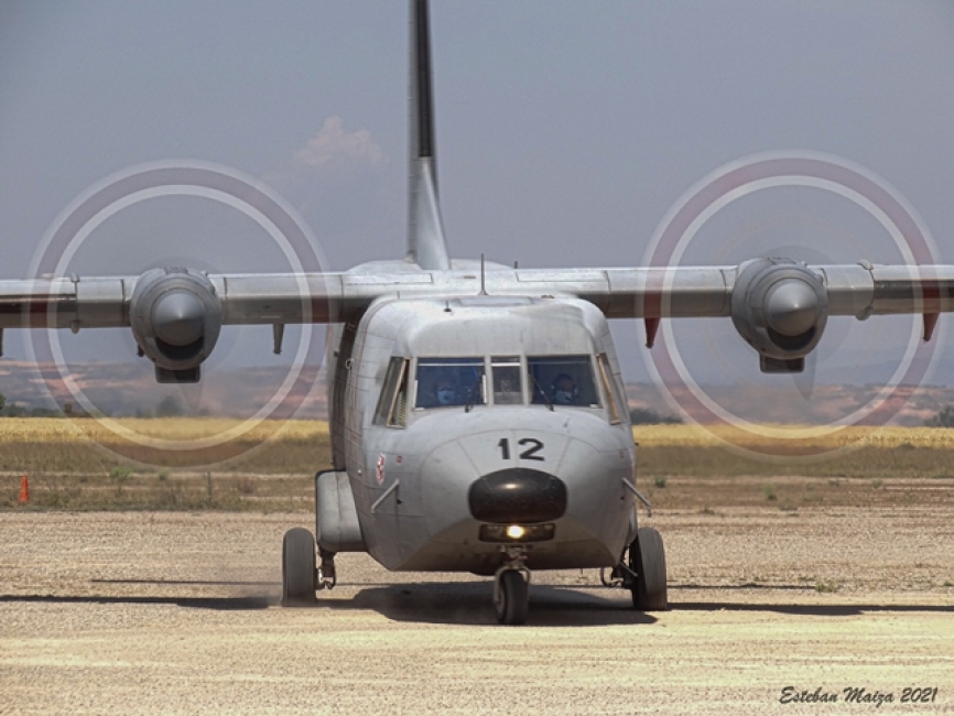 El “RENO” (indicativo de radio para el Aviocar) alineándose con la cabecera de la pista de tierra para iniciar un despegue táctico tras haber recogido a los paracaidistas que previamente lanzó.