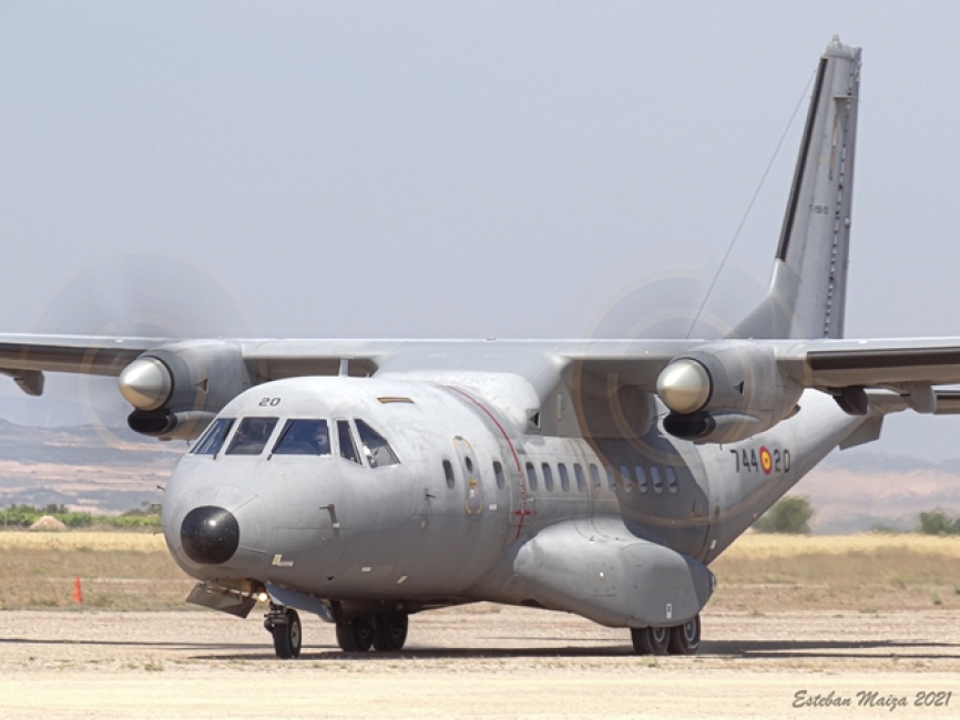 El CN-235 con los alineado en la pista para despegar y esperando a recibir la autorización por parte del Combat Control Team del EADA.