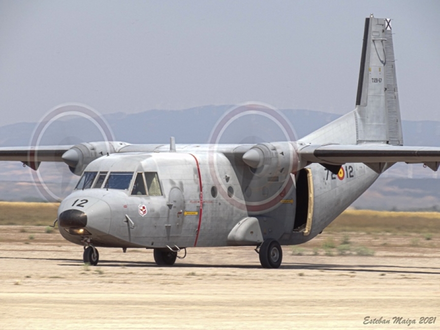 El Aviocar listo para despegar en la cabecera de la pista tras recoger a los paracaidistas del EADA que antes saltaron desde él. (Fotos y texto: Esteban Maiza)